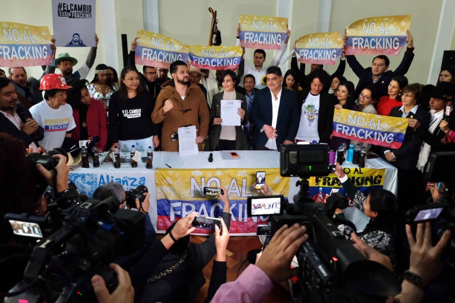 Congresistas radicaron proyecto de ley que cerrar&aacute; la puerta al fracking en Colombia