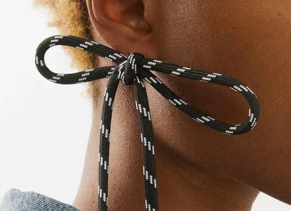 Esta es la millonada que tendr&iacute;a que pagar por los nuevos aretes de cordones de Balenciaga