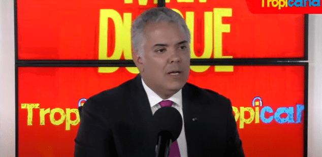 Video: Iv&aacute;n Duque imit&oacute; a &Aacute;lvaro Uribe y Gustavo Petro en programa radial