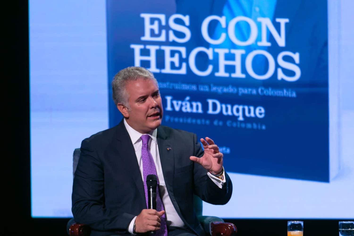 Le piden a Iv&aacute;n Duque que renuncie a su nuevo trabajo