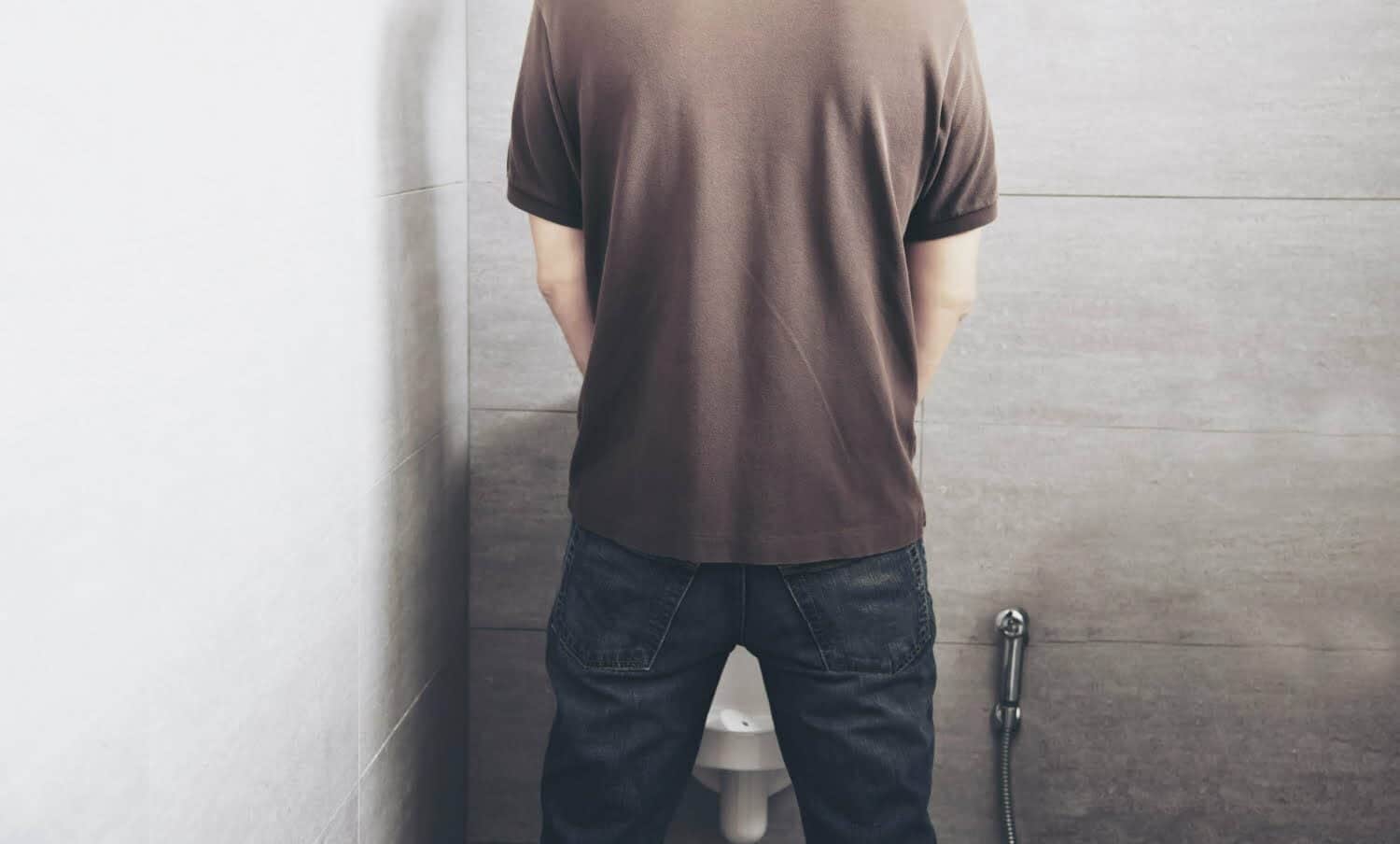 lo que dice el color de tu orina sobre tu salud / centro del inodoro