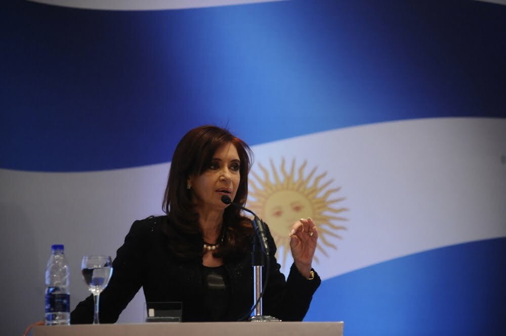 Le apuntaron con un arma en la cabeza a la vicepresidenta de Argentina, Cristina Kirchner