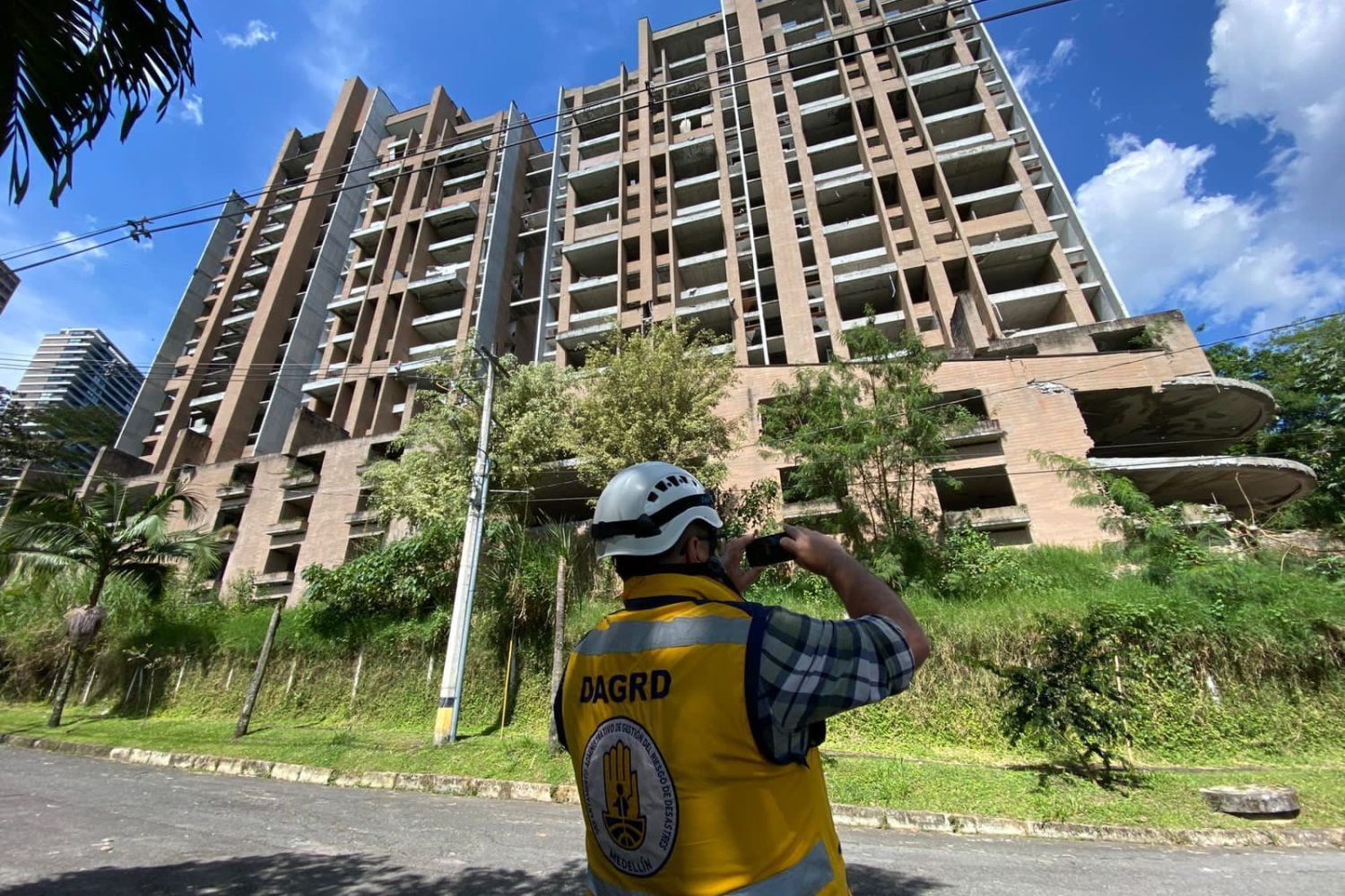Ordenan evacuación inmediata de 140 apartamentos en el barrio El poblado de Medellín
