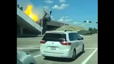 cami&oacute;n cay&oacute; desde puente vehicular