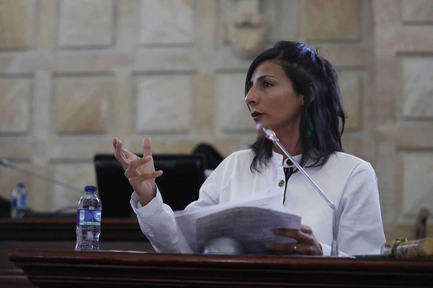 ministra de minas contratos