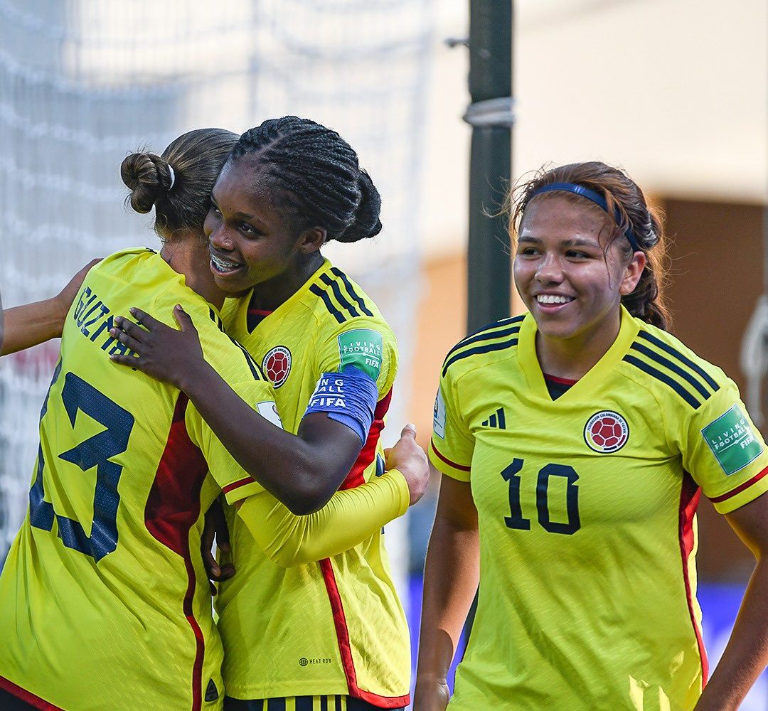 jugadoras de futbol celebrando / Selección Colombia Femenina / camiseta de la Selección Femenina / selección colombia femenina