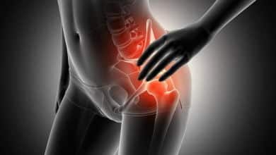 3d render de una figura femenina cogiendo la cadera en dolor con el esqueleto destacado