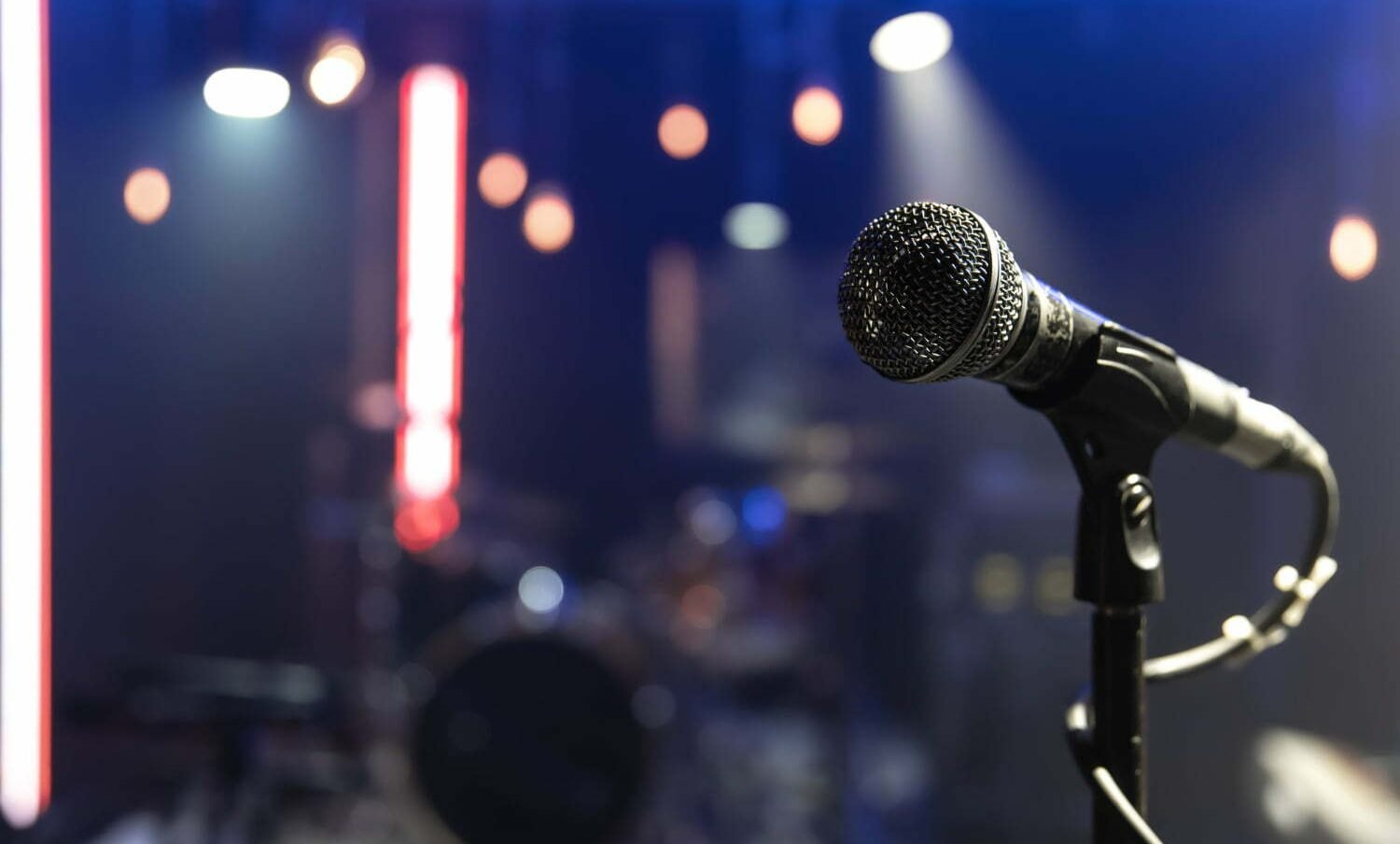 Cerca de un micr&oacute;fono en un escenario de conciertos con una hermosa iluminaci&oacute;n/ Andr&eacute;s Cuervo / mikaben / John Alejandro Jerez Chac&oacute;n
