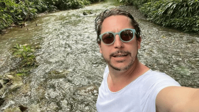 comediante Alejandro Ria&ntilde;o tom&aacute;ndose una selfie
