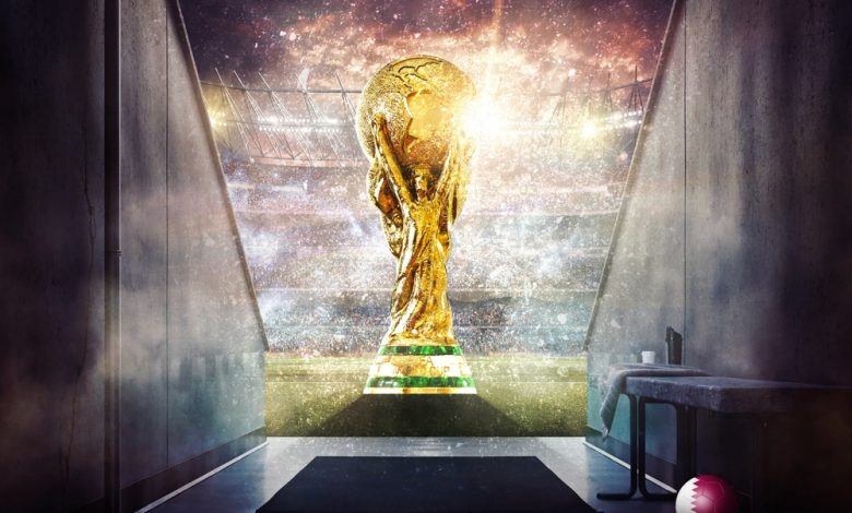 Trofeo de Qatar de la Copa Mundial de la FIFA sobre la hierba verde del campo de f&uacute;tbol / copa de la fifa