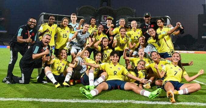 jugadores de la selecci&oacute;n colombia femenina celebran en el campo