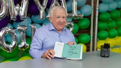 El actor, comediante, cantante y autor ganador del premio Emmy, Leslie Jordan se re&uacute;ne con los fan&aacute;ticos y firma su libro en Nordstrom Local West Village