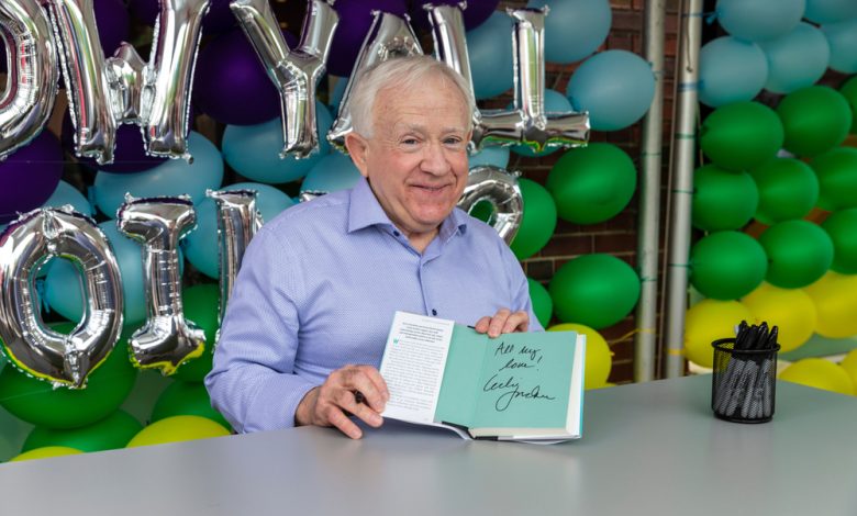 El actor, comediante, cantante y autor ganador del premio Emmy, Leslie Jordan se re&uacute;ne con los fan&aacute;ticos y firma su libro en Nordstrom Local West Village