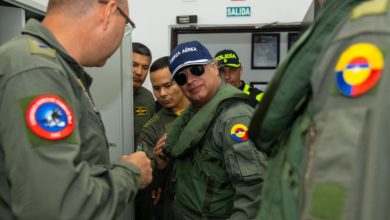 Los memes que dej&oacute; Petro al volar en un Kfir durante su visita a la fuerza a&eacute;rea