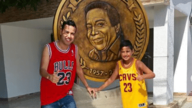 cantante mart&iacute;n elias y su hijo posando