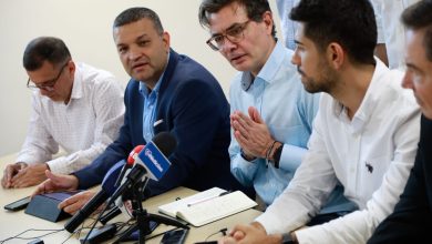 hombres reunidos dando entrevista / aumento de matr&iacute;culas