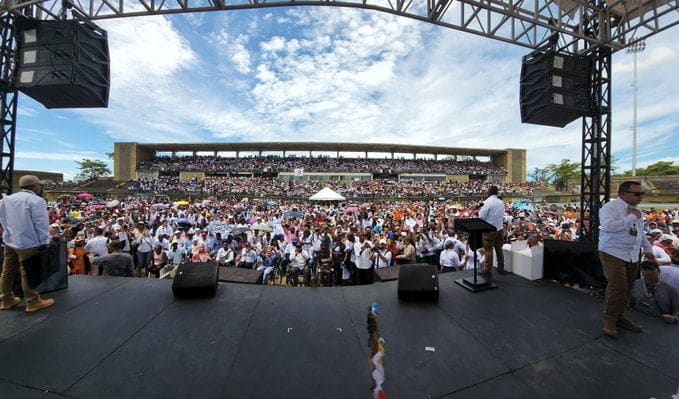 Foto panor&aacute;mica de cientos de personas en di&aacute;logos con petro