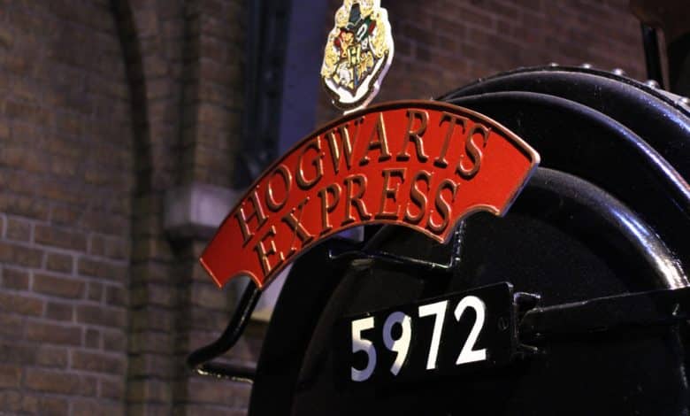 Detalle de la locomotora del expreso de Hogwarts con la escritura roja y el n&uacute;mero del tren que sale del and&eacute;n nueve y tres cuartos / Robbie Coltrane