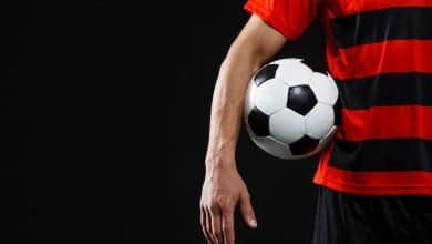 entrenador de futbol con bal&oacute;n / Rui Guimar&atilde;es