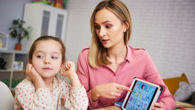 Ni&ntilde;a aburrida y su madre estudiando con un port&aacute;til en casa / Trastorno por D&eacute;ficit de Atenci&oacute;n