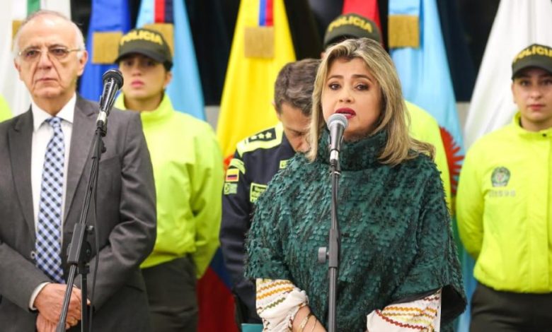 El ministro de Defensa, Iván Velásquez, y la alcaldesa (e), Edna Bonilla, en la rueda de prensa sobre el golpe a la organización delincuencial el 'Tren de Aragua'.