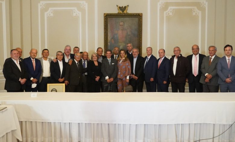 Ganaderos acordaron venderle tres millones de hect&aacute;reas al Gobierno
