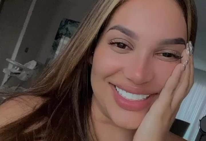 andrea valdiri romando un video en modo selfie