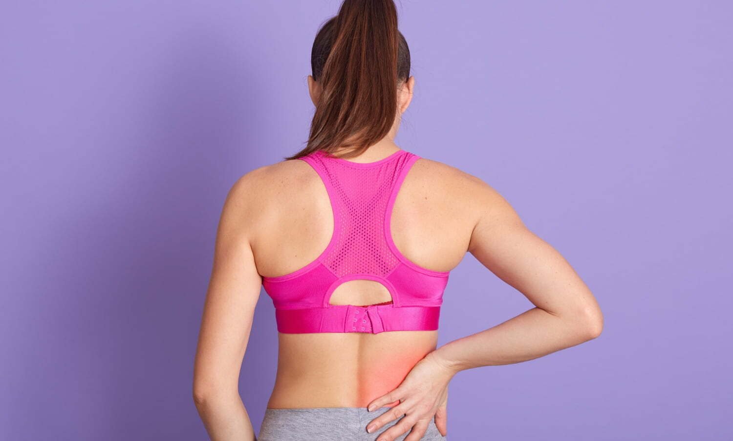 mujer con ropa de ejercicio para hacer actividad física para aliviar el dolor de espalda