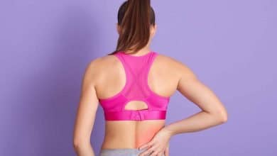 mujer con ropa de ejercicio para hacer actividad f&iacute;sica para aliviar el dolor de espalda