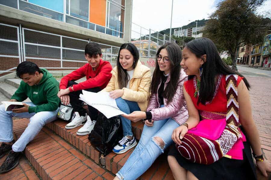 j&oacute;venes sentados leyendo una convocatoria / becas icetex / todos a la u / influencer / carreras universitarias / Todos a la U / carreras universitarias