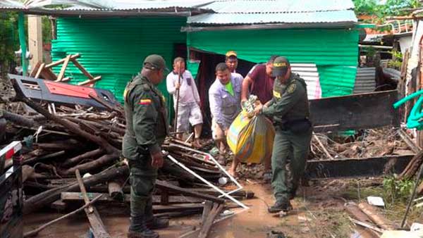 autoridades ayudando a las personas en medio de desastre en bosconia