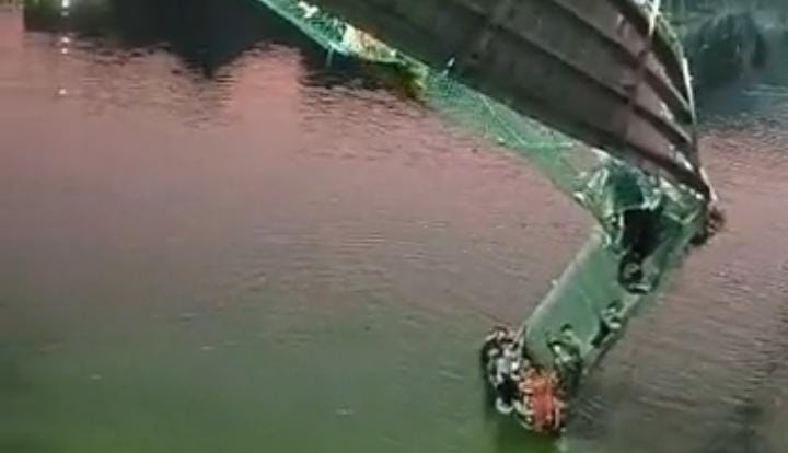 puente de desploma con personas cayendo al río | India puente se desplomara