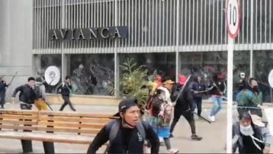 personas corriendo en una de las calles de Bogot&aacute; / disturbios en Bogot&aacute; ind&iacute;genas