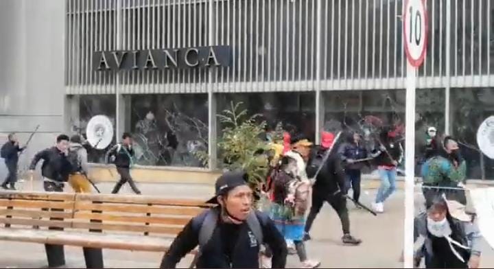 personas corriendo en una de las calles de Bogotá / disturbios en Bogotá indígenas