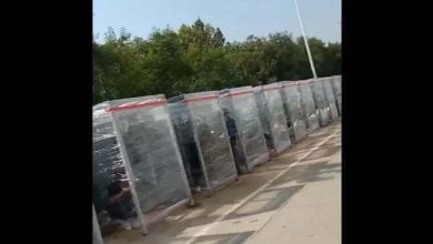 personas encerradas en jaulas cubiertas de pl&aacute;stico / china covid