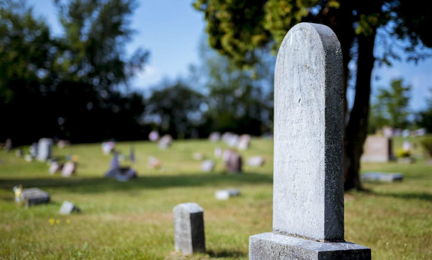 primer plano de una l&aacute;pida en un cementerio, para hablar del miedo a la muerte