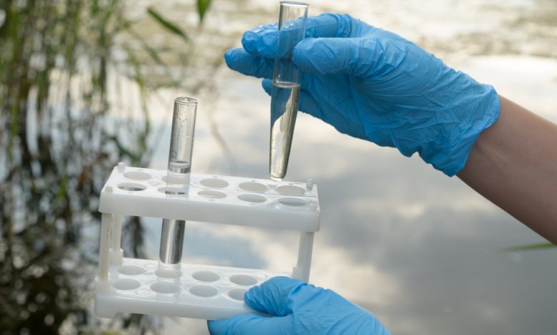 Tomar una prueba de agua para el an&aacute;lisis de un dep&oacute;sito / c&oacute;lera en Rep&uacute;blica Dominicana