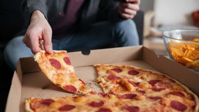Joven jugador mientras se come / comer r&aacute;pido