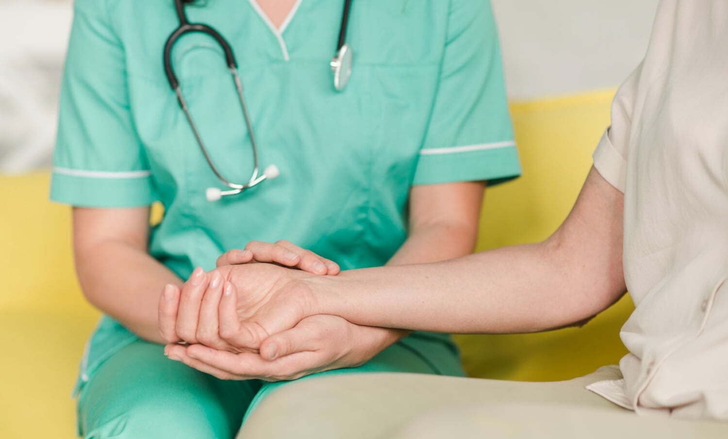 Enfermera que controla pulso en la mu&ntilde;eca del paciente femenino / coraz&oacute;n