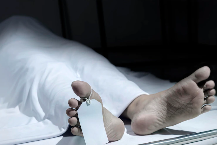persona inerte tumbada sobre el platón de una morgue / niña estudiantes accidente