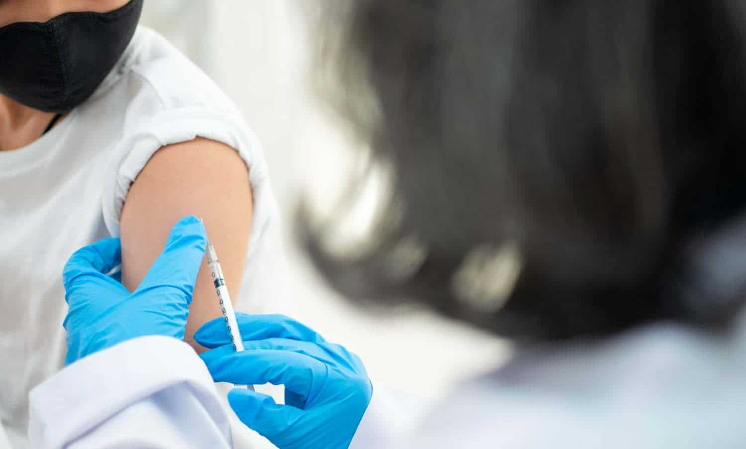 doctora vacuna a ni&ntilde;o contra la meningitis bacteriana / vacunat&oacute;n navide&ntilde;a fiebre amarilla