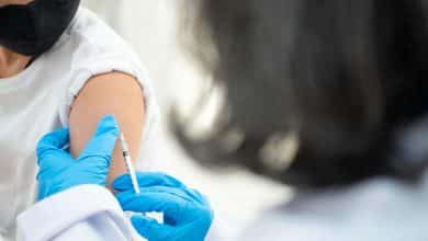 doctora vacuna a ni&ntilde;o contra la meningitis bacteriana / vacunat&oacute;n navide&ntilde;a fiebre amarilla