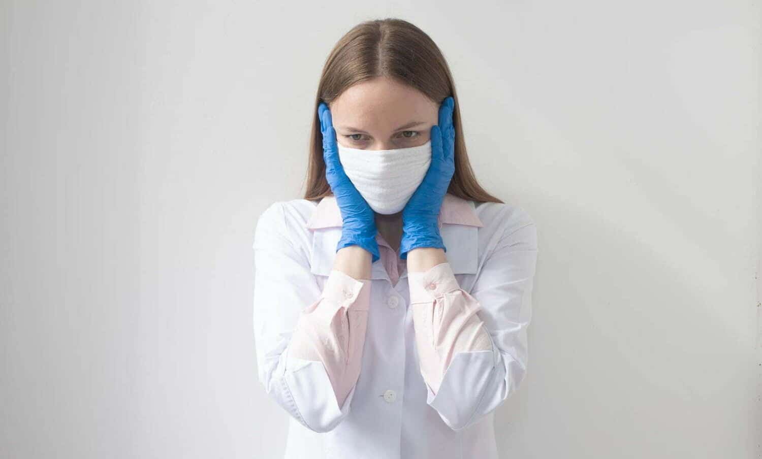 mujer con guantes y tapabocas, con preocupaci&oacute;n y miedo de enfermarse - ser hipocondriaco