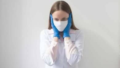 mujer con guantes y tapabocas, con preocupaci&oacute;n y miedo de enfermarse - ser hipocondriaco