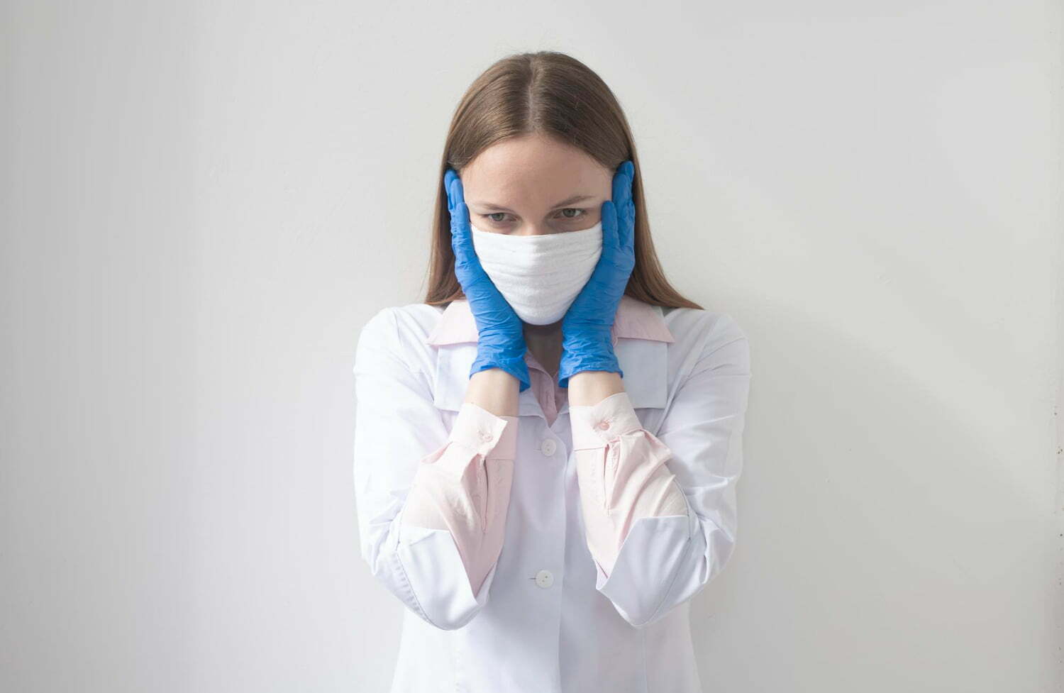 mujer con guantes y tapabocas, con preocupación y miedo de enfermarse - ser hipocondriaco