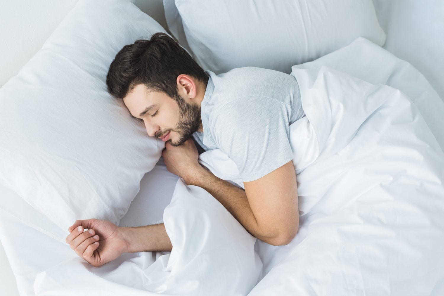 vista superior de un hombre barbudo durmiendo en la cama / dormir / vitamina / conciliar el sueño