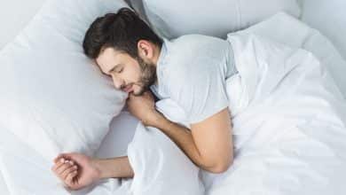 vista superior de un hombre barbudo durmiendo en la cama / dormir / vitamina / conciliar el sue&ntilde;o