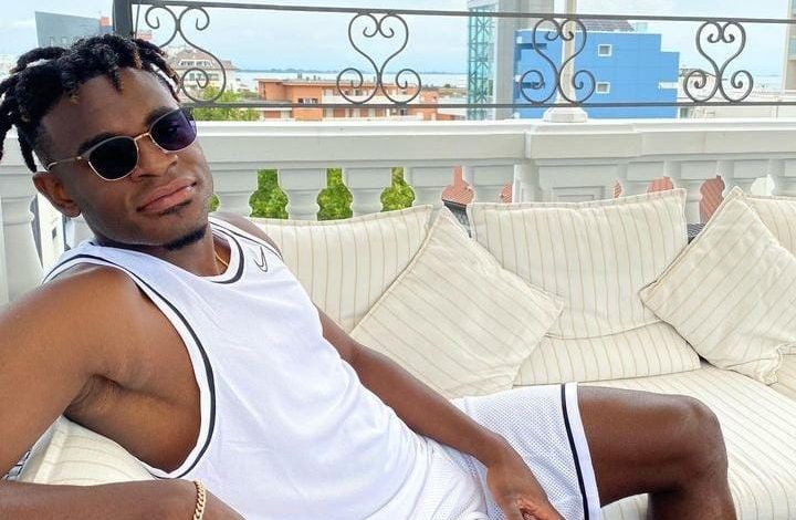 Duv&aacute;n zapata posa con lentes y vestido de blanco