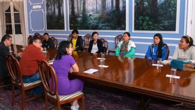 comunidad embera reunida con el presidente de colombia