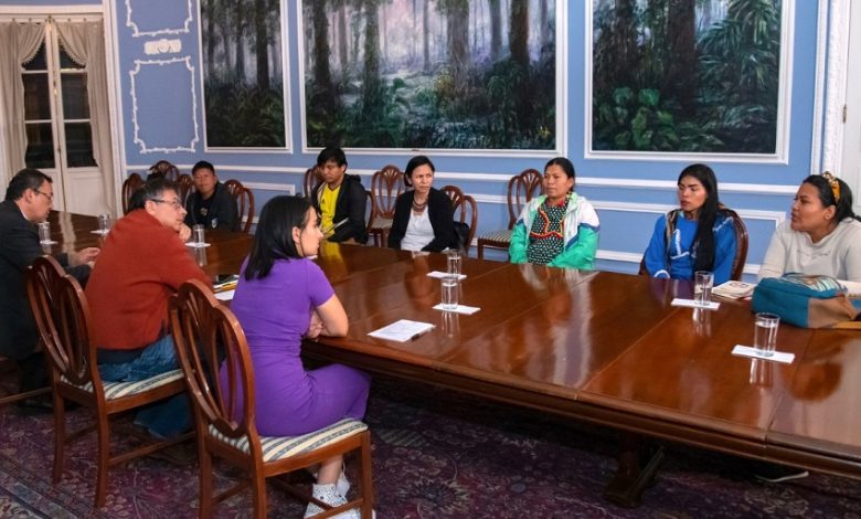 comunidad embera reunida con el presidente de colombia